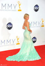 组图：第64届艾美奖花絮 女星争相露美背