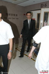 组图：张卫健再入院探母面色憔悴 5时结束疗程