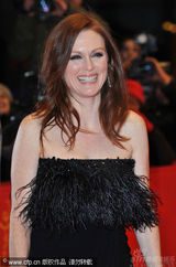 幻灯图：《孩子们没事》首映 朱丽安-摩尔黑裙性感