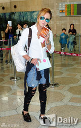 组图：张根硕赴日 扎马尾穿破洞裤装扮个性