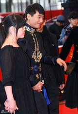 伊能静秦昊柏林挽手走红毯 戴情侣对戒动作亲昵