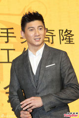 组图：吴奇隆轻松当老板 赚钱不耽误拍戏