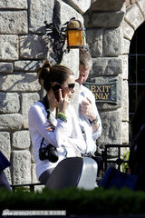 组图：绝望主妇伊娃-朗格利亚与男友当街种草莓  