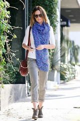 组图：艾米丽-布朗特打扮干练花围巾抢眼