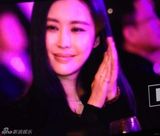 组图：田朴珺戴鸽子蛋出席晚宴 疑已嫁王石