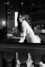 组图：王雅捷婚事将近 古堡拍写真显名媛气质