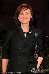 高清组图：电影《三》首映   苏菲-罗艺斯兴奋拍照