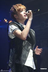 组图：八三夭开唱阿信站台 欲学谢和弦微博放料