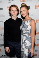 组图：《帕罗奥图》首映 女导演秀蛮腰