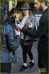 组图：Lady gaga西服礼帽配黑丝 摩登又搞怪