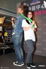 组图：黄鸿升香港会歌迷 与粉丝近距离接触