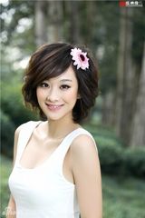 组图：穆婷婷写真展成熟魅力 性感甜美小露香肩