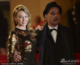 组图：凯莉-米洛金色裹身长裙走红毯霸气足