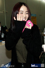 组图：少女时代KARA为赴K-POP演唱会亮相机场