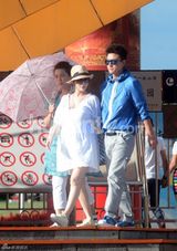 组图：李小璐挺大肚小鸟依人 贾乃亮体贴