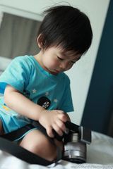 组图：微镜头下的小小志 呆萌可爱完胜童颜老爸