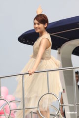 组图：杨丞琳游艇上宣传新碟 粉嫩装扮如甜美公主