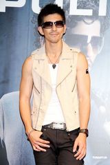 幻灯图：修杰楷大玩朋克风 代言产品秀健硕身材