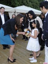 组图：盘点凯特与孩童温馨瞬间 王妃母爱泛滥眼神温柔