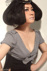 幻灯图：芙蓉姐姐最新写真 露乳沟挑战Gaga