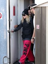 组图：麦当娜粉裤运动衫亮相洛城 金发墨镜炫酷