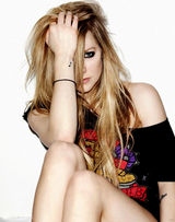 高清图：艾薇儿登澳大利亚版《FHM》封面秀香肩