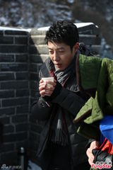 组图：撒贝宁长城玩自虐 零下10度录节目打哆嗦