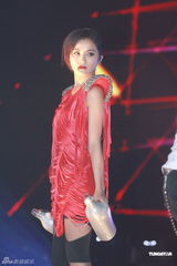 组图：Twins开唱庆出道十年 镇定处理现场意外