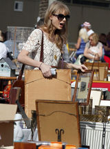 高清图：泰勒-斯威夫特穿白色蕾丝裙逛跳蚤市场