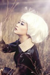 组图：唐于鸿白发写真曝光 孤傲冷峻显大牌风范 