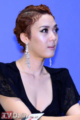 组图：韩星TigerJK尹美莱Bizzy组成新组合