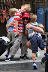 组图：“孔雀”波莫与男友结婚 两爸三娃超萌