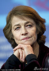 组图：《我，安娜》记者会 女主角夏洛特与导演搞怪