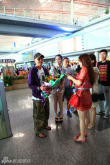 组图：吴镇宇现身机场引骚动 机长空姐争相合影