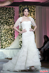 组图：陈思璇穿婚纱沾喜气 期待海岛婚礼