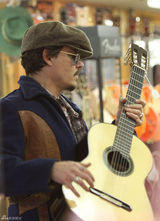 组图：型男约翰尼-德普外出买吉他穿着随意休闲