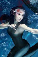 组图：韩丹彤将发新歌 水底拍摄唯美封面照