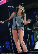 组图：美国乡村音乐电视奖彩排 凯利安德伍德领衔