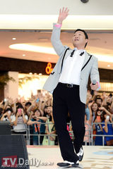 组图：韩歌星Psy与粉丝亲密接触展开激情四射表演