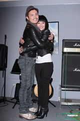 组图：戴爱玲十周年演唱会彩排 范逸臣现身探班打气