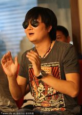 组图：董洁捞金玩快闪 王大治做评委手舞足蹈