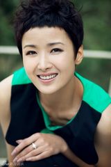 组图：拉丁舞后黄曼户外写真 个性短发帅气出镜