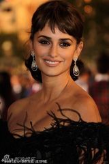 组图：德普短发亮相《海盗4》 佩内洛普似优雅人鱼