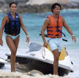 组图：F1太子女度蜜月 与老公海中热吻激情难挡