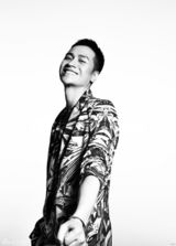 组图：何晟铭动感时尚写真 青春俏皮热情洋溢