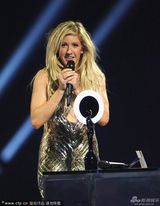 组图：艾丽-古尔丁狂发甩发 脱衣豪放露金内衣