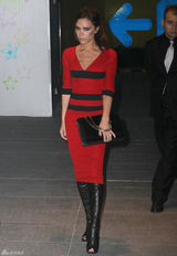 高清组图：维多利亚街拍 紧身红裙搭配黑色手包