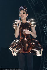 组图：SHE巡演人妻Ella尺度全开 深V裸背露美腿