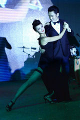 组图：吴秀波张歆艺大秀舞技 台前表演情侣接吻