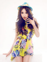 组图：李漫荻最新写真曝光 性感背心露脐环